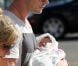 Elsa Pataky, Chris Hemsworth et leur fille India Rose en balade dans les rues de Santa Monica, le 20 juillet 2012.