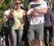Elsa Pataky, Chris Hemsworth et leur fille India Rose en balade dans les rues de Santa Monica, le 20 juillet 2012.