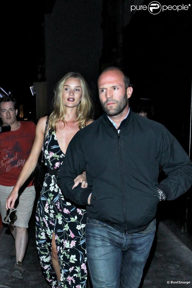 Rosie Huntington-Whiteley et Jason Statham s'offrent une soirée en amoureux dans le quartier de Mayfair. Londres, le 24 juillet 2012.