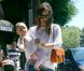 Rachel Bilson dévoile ses instincts maternels avec sa filleule dans les rues de Los Feliz, Los Angeles, le 28 juillet 2012.