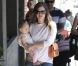 Rachel Bilson et sa filleule dans les rues de Los Feliz, Los Angeles, le 28 juillet 2012.