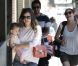Rachel Bilson et sa filleule dans les rues de Los Feliz, Los Angeles, le 28 juillet 2012.