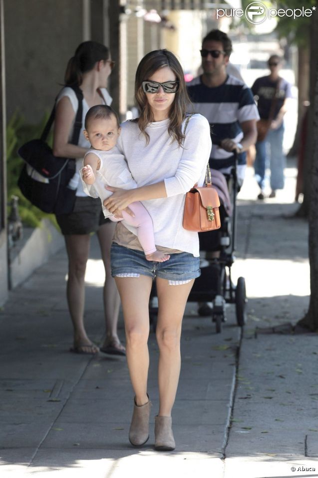 Rachel Bilson une maraine radieuse à Los Feliz, Los Angeles, le 28 juillet 2012.