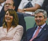 Carole et Michael Middleton à Wimbledon le 3 juillet 2012. La mère de Kate et Pippa Middleton serait devenue très proche de Jane Henman, mère de Tim Henman, qui lui fournirait ses conseils en matière de gestion de son exposition médiatique.