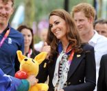  Kate se fait offrir un kangourou en peluche... 
 Kate Middleton, le prince William et le prince Harry en visite au QG du Team GB, dont ils sont ambassadeurs, au village olympique de Stratford, à Londres, le 31 juillet 2012. 