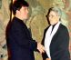En 2000, Chavela Vargas avait été décorée à Madrid par José Maria Aznar, reçue dans l'ordre d'Isabel la Catolica, en présence de son grand ami Pedro Almodovar. La chanteuse mexicaine est décédée le 5 août 2012 à 93 ans.