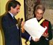 En 2000, Chavela Vargas avait été décorée à Madrid par José Maria Aznar, reçue dans l'ordre d'Isabel la Catolica, en présence de son grand ami Pedro Almodovar. La chanteuse mexicaine est décédée le 5 août 2012 à 93 ans.