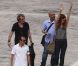 Johnny Hallyday arrive, avec son musicien et ami Yarol Poupaud (et sa douce Caroline de Maigret), à l'aéroport de Saint-Barthélémy. Le 4 août 2012