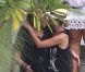 Johnny Hallyday arrive à l'aéroport de Saint-Barthélémy, afin de profiter de ses proches. Laeticia le retrouve avec tendresse. Le 4 août 2012