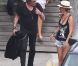 Johnny Hallyday arrive à l'aéroport de Saint-Barthélémy, afin de profiter de ses proches. Laeticia est venue le chercher ! Le 4 août 2012