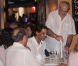 Rafael Nadal, avec sa compagne Xisca Perello, était l'invité du roi Juan Carlos Ier d'Espagne le 10 août 2012 au restaurant Flanigan, à Majorque.