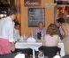 Rafael Nadal, avec sa compagne Xisca Perello, était l'invité du roi Juan Carlos Ier d'Espagne le 10 août 2012 au restaurant Flanigan, à Majorque.