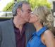 Un beau baiser pour un beau moment. Le chanteur américain Neil Diamond, 71 ans, inaugurait le 10 août 2012 en présence de son épouse Katie McNeil, 42 ans, son étoile sur le Hollywood Walk of Fame, au 1750 Vine Street, devant les locaux de Capitol Records.