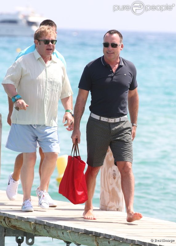 Elton John et son mari David Furnish s'offrent quelques jours à Saint-Tropez et commencent par un petit tour au Club 55 le 13 août 2012