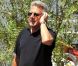 Dustin Hoffman se promène avec sa petite-fille dans les rues de Brentwood le 15 août 2012