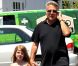 Dustin Hoffman se promène avec sa petite-fille dans les rues de Brentwood le 15 août 2012