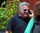 Dustin Hoffman se promène avec sa petite-fille dans les rues de Brentwood le 15 août 2012