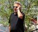 Dustin Hoffman se promène avec sa petite-fille dans les rues de Brentwood le 15 août 2012