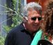 Amusé, Dustin Hoffman se promène avec sa petite-fille dans les rues de Brentwood le 15 août 2012