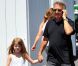 Dustin Hoffman se promène avec sa petite-fille dans les rues de Brentwood le 15 août 2012