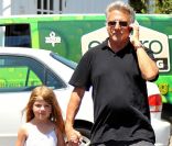 Dustin Hoffman se promène avec sa petite-fille dans les rues de Brentwood le 15 août 2012