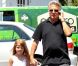 Dustin Hoffman se promène avec sa petite-fille dans les rues de Brentwood le 15 août 2012