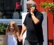 Bienveillant, Dustin Hoffman se promène avec sa petite-fille dans les rues de Brentwood le 15 août 2012