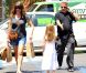 Dustin Hoffman, au téléphone, se promène avec sa petite-fille dans les rues de Brentwood le 15 août 2012