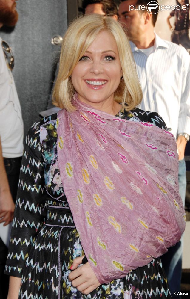 Jennifer Aspen, le bras en écharpe lors de la première de Rock of Ages le 8 juin 2012, soit deux jours avant son accouchement.