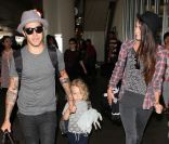 Pete Wentz, son fils Bronx, et sa compagne Meagan Camper à l'aéroport de Los Angeles, le 16 août 2012.