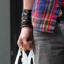 Macaulay Culkin à New York, le 17 août 2012 - Le comédien a du vernis à ongles