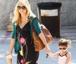 Sarah Michelle Gellar, enceinte, récupère sa ravissante ballerine Charlotte à la sortie de son cours de danse. Studio City, le 18 août 2012.