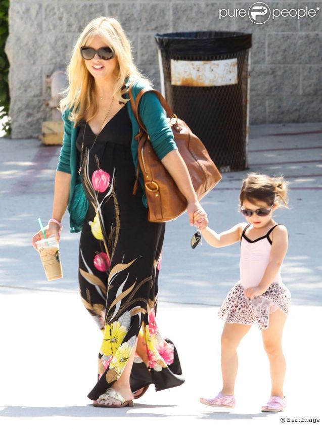 Sarah Michelle Gellar, enceinte, récupère sa ravissante ballerine Charlotte à la sortie de son cours de danse. Studio City, le 18 août 2012.