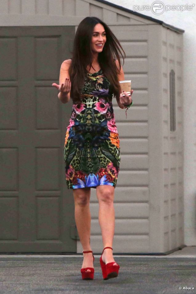 Megan Fox à Los Angeles, radieuse et enceinte. La star, moulée dans une robe fleurie, a mis son joli ventre en valeur le 19 août 2012 lors d'une sortie familiale.