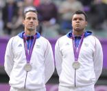 Jo-Wilfired Tsonga et sa médaille d'argent décrochée en double avec Michael Llodra le 4 août 2012 lors des JO de Londres