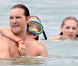  EXCLU : Peter Facinelli s'amuse comme un fou avec ses trois filles Lola, Luca et Fiona le 5 septembre 2012 à Hawaï  