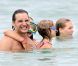  EXCLU : Peter Facinelli s'amuse comme un fou avec ses trois filles Lola, Luca et Fiona le 5 septembre 2012 à Hawaï  