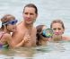  EXCLU : Peter Facinelli s'amuse comme un fou avec ses trois filles Lola, Luca et Fiona le 5 septembre 2012 à Hawaï  