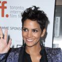 Halle Berry sublime et coquine, entourée des charmants Hugh Grant et Tom Hanks