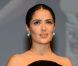 Salma Hayek reçoit des mains de Sandrine Bonnaire, un prix d'honneur lors de la cérémonie de clôture du Festival du cinéma américain de Deauville le 8 septembre 2012