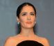 Salma Hayek reçoit des mains de Sandrine Bonnaire, un prix d'honneur lors de la cérémonie de clôture du Festival du cinéma américain de Deauville le 8 septembre 2012