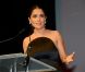 Salma Hayek reçoit des mains de Sandrine Bonnaire, un prix d'honneur lors de la cérémonie de clôture du Festival du cinéma américain de Deauville le 8 septembre 2012