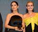 Salma Hayek reçoit des mains de Sandrine Bonnaire, un prix d'honneur lors de la cérémonie de clôture du Festival du cinéma américain de Deauville le 8 septembre 2012