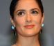 Salma Hayek reçoit des mains de Sandrine Bonnaire, un prix d'honneur lors de la cérémonie de clôture du Festival du cinéma américain de Deauville le 8 septembre 2012