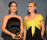 Salma Hayek reçoit des mains de Sandrine Bonnaire, un prix d'honneur lors de la cérémonie de clôture du Festival du cinéma américain de Deauville le 8 septembre 2012