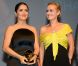 Salma Hayek reçoit des mains de Sandrine Bonnaire, un prix d'honneur lors de la cérémonie de clôture du Festival du cinéma américain de Deauville le 8 septembre 2012