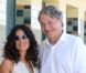Salma Hayek pose devant la cabine de plage à son nom à Deauville, avec le maire de la ville, le 8 septembre 2012