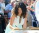 Salma Hayek pose devant la cabine de plage à son nom à Deauville, le 8 septembre 2012