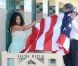Salma Hayek pose devant la cabine de plage à son nom à Deauville, le 8 septembre 2012