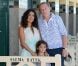 Salma Hayek pose devant la cabine de plage à son nom à Deauville, avec son mari François-Henri Pinault et leur fille Valentina, le 8 septembre 2012